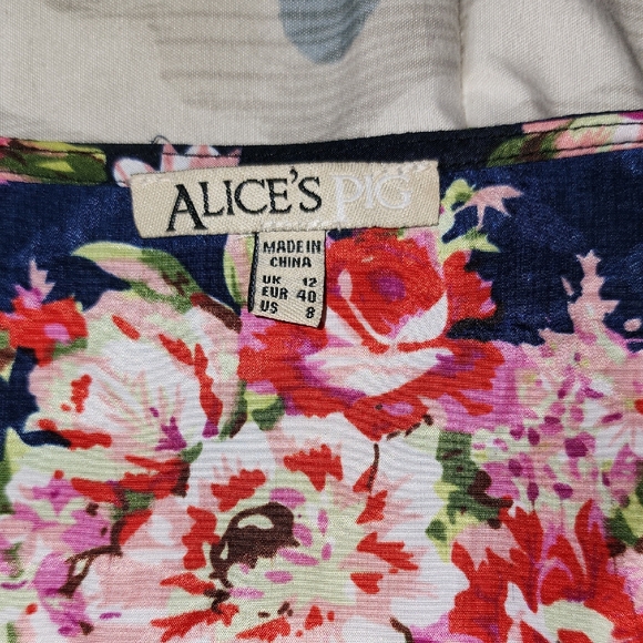 ALICE'E PIG Floral V-Neck Blouse in Navy and Pink - Picture 2 of 5